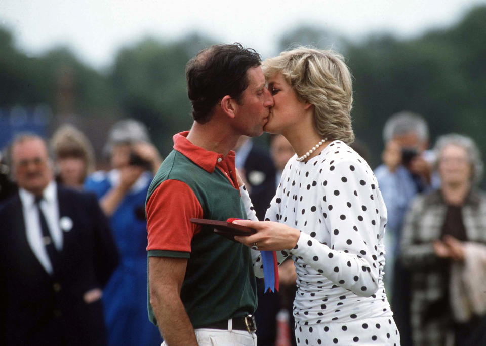 Las muestras de cariño en público no están bien vistas según la etiqueta real. Durante un partido de polo en 1987 pasaron por alto esta norma y sorprendieron con este apasionado beso. (Foto: Tim Graham Photo Library / Getty Images)