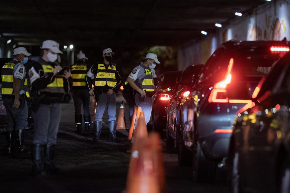 ***ARQUIVO***SÃO PAULO, SP, 11.11.2021 - Policias realizam blitz de lei seca no túnel da entrada da av. Rebouças, em SP. (Foto: Eduardo Anizelli/Folhapress)