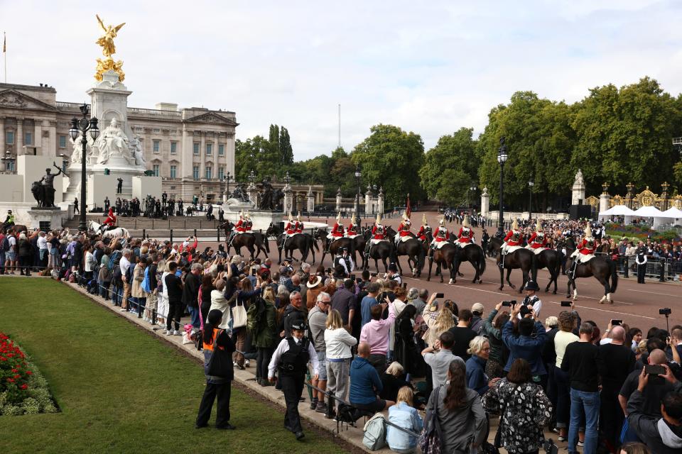 Crowds gather on the Mall ahead of procession (REUTERS)