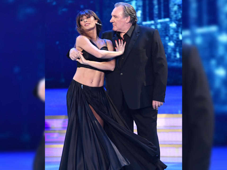 Gérard Depardieu "tanzt" (steht) beim italienischen "Let's Dance" mit