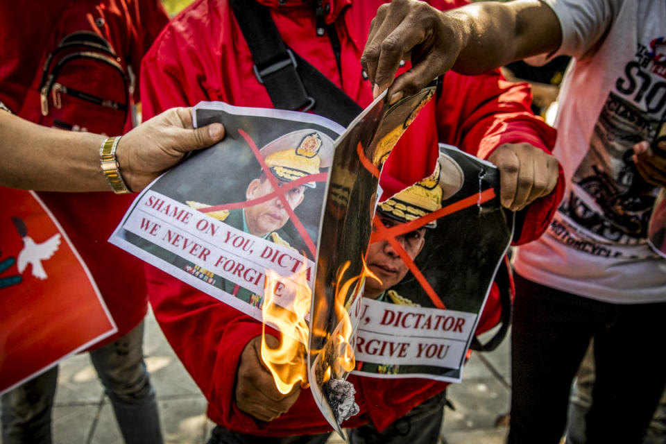 2021年2月3日，緬甸示威者在泰國曼谷抗議焚燒敏昂萊將軍的肖像。攝：Lauren DeCicca/Getty Images