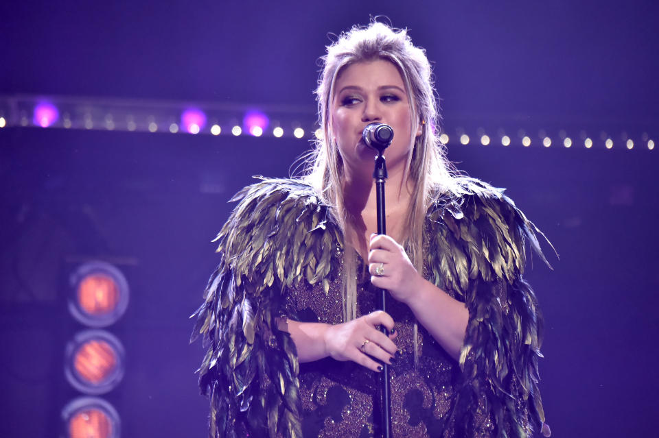 LOS ANGELES, CA - NOVEMBER 19:  Kelly Clarkson onstage during the 2017 American Music Awards at Microsoft Theater on November 19, 2017 in Los Angeles, California.  (Photo by Jeff Kravitz/AMA2017/FilmMagic for dcp)