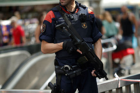 An armed Catalan Mossos d'Esquadra officer stands guard at Las Ramblas in Barcelona, Spain, September 23, 2017. REUTERS/Jon Nazca