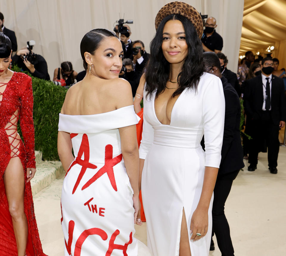 Alexandria Ocasio-Cortez (li.) sorgt auch nach der Met Gala für Diskussionen. (Bild: Mike Coppola/Getty Images)