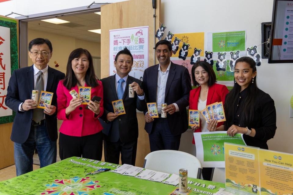 羅康納(右三)簽名連署支持台灣參與世界衛生大會及相關活動。(記者江碩涵／攝影)