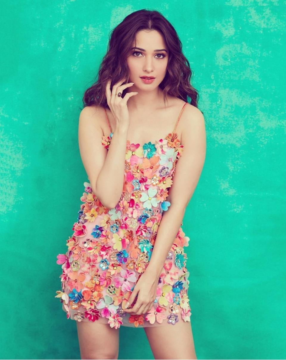 The peaches-n-cream diva looks insanely adorable in this itsy bitsy colorful mini dress by Akanksha Gajria. Speckled with floral accents, this one of a kind piece certainly didn't need any accessories to help it lift up the look. Good that Tamannah didn't load her appearance with any added charms in the form of earrings, neck-pieces, or bracelets either.