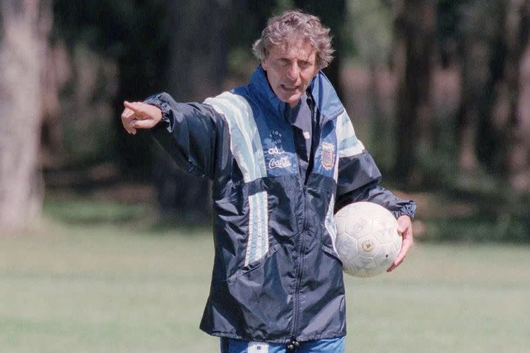 El formador de aquel plantel campeón: José Pekerman, conductor de los equipos juveniles de Argentina por entonces