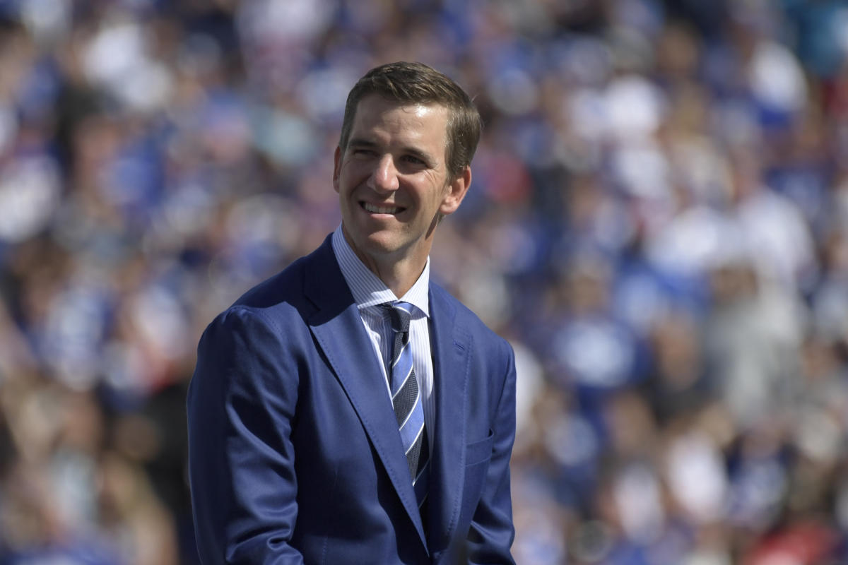 Eli Manning gets 'double-bird' welcome back to Philly