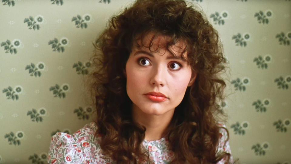 USA. Geena Davis  in a scene from ©Warner Bros film: Beetlejuice (1988). Plot: The spirits of a deceased couple are harassed by an unbearable family that has moved into their home, and hire a malicious spirit to drive them out.  Ref: LMK110-J6576-090620 Supplied by LMKMEDIA. Editorial Only. Landmark Media is not the copyright owner of these Film or TV stills but provides a service only for recognised Media outlets. pictures@lmkmedia.com