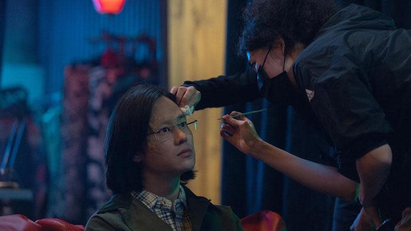 夏騰宏在《模仿犯》中利用特殊化妝製造毀容效果。（Netflix提供）