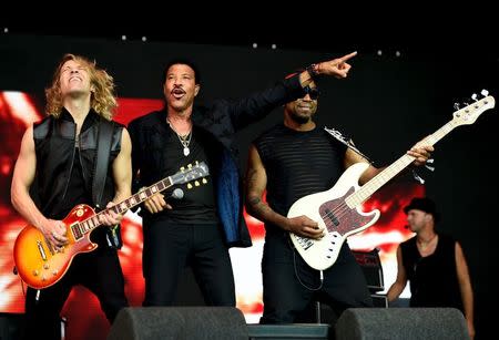 Lionel Richie (2nd L) performs on the Pyramid stage at Worthy Farm in Somerset during the Glastonbury Festival in Britain, June 28, 2015. REUTERS/Dylan Martinez