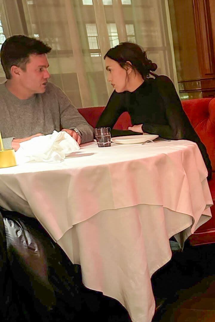 Tom Brady e Irina Shayk fueron descubiertos juntos otra vez; la flamante pareja disfrutó de una cena romántica en Nueva York luego de haber pasado tiempo juntos el mes pasado en Miami. El deportista y la modelo fueron vistos juntos por primera vez el año pasado, y desde entonces parece que el vínculo se afianzó. En esta oportunidad, eligieron un lugar muy acogedor y discreto de la gran manzana. Mientras Shayk terminó su relación con Bradley Cooper, con quien tiene una hija, en 2019, Brady se divorció de la modelo brasileña Gisele Bündchen en el 2022, luego de 13 años de matrimonio y dos hijos