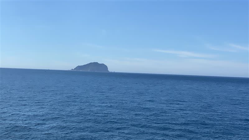 深澳岬角海岸，遠處可看見基隆嶼。