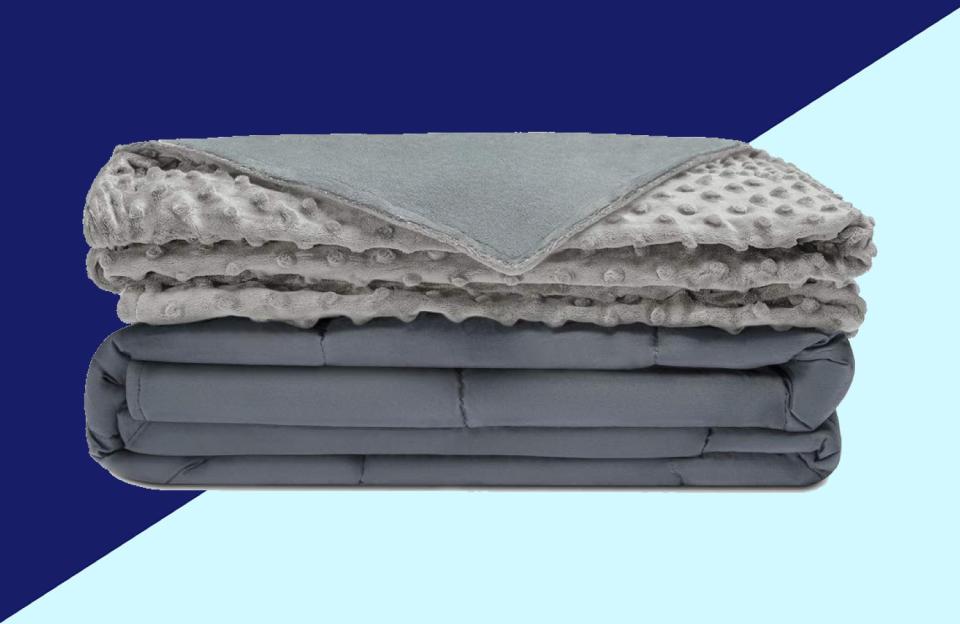 This <strong><a href="https://amzn.to/2phqeUX" target="_blank" rel="noopener noreferrer">top-reviewed weighted blanket on Amazon</a></strong> is on sale today &mdash; and it's less than it was on Prime Day. (Photo: HuffPost x Amazon)