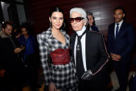 <p>Si Kendall Jenner a fait ses premiers pas dans le mannequinat, c’est grâce à Karl Lagerfeld, qui a immédiatement cru en elle. Il en a ainsi fait le visage de sa propre marque nommée Karl Lagerfeld. Il l’a également employé chez Chanel, notamment aux côtés de Cara Delevingne. </p>