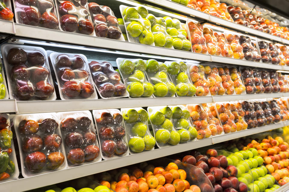 Comprar frutas y verduras a granel implica el riesgo de que se echen a perder antes de consumirlas todas. (Getty Creative)