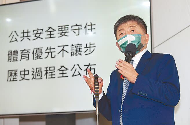 民進黨台北市長參選人陳時中針對大巨蛋案說，「8年前我們都被說服是弊案，8年後又不太像是，因為主事者（指柯文哲）態度變了」。圖為陳時中17日出席政見發布記者會，強調對大巨蛋態度是秉持「保證安全、體育優先、公布檔案」等3大保證。（姚志平攝）