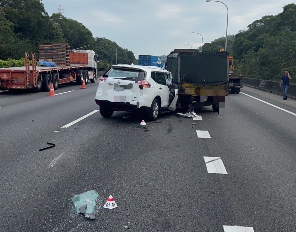 1輛小貨車16日上午行經國道1號北上三義路段故障暫停在車道待援，吳姓乘客下車擺放警示標誌，回程遭後方休旅車撞擊，送醫不治。（中央社／民眾提供）