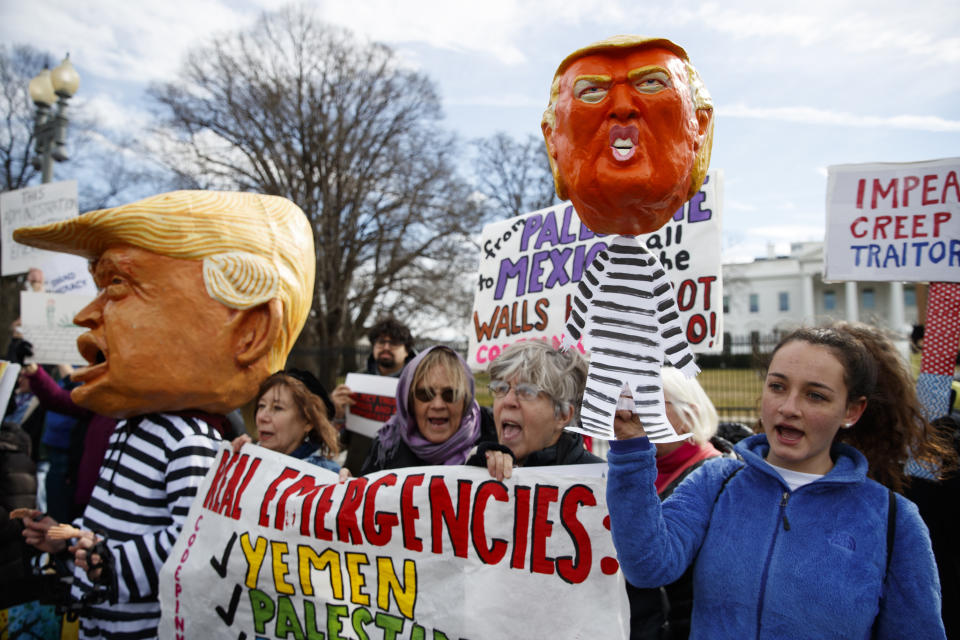 Unas personas se reúnen el lunes 18 de febrero de 2019, frente a la Casa Blanca en Washington, para protestar contra la declaración de emergencia nacional emitida por el presidente Donald Trump. (AP Foto/Carolyn Kaster)