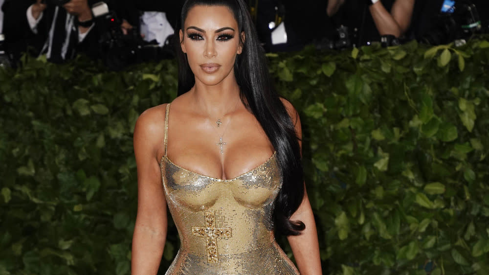 Kim Kardashian ist berühmt für ihre Sanduhrfigur (Bild: XPX/starmaxinc.com/ImageCollect)