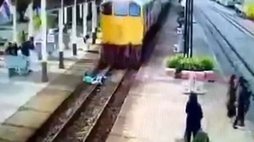 The moment the man jumps under the train. Source: CEN
