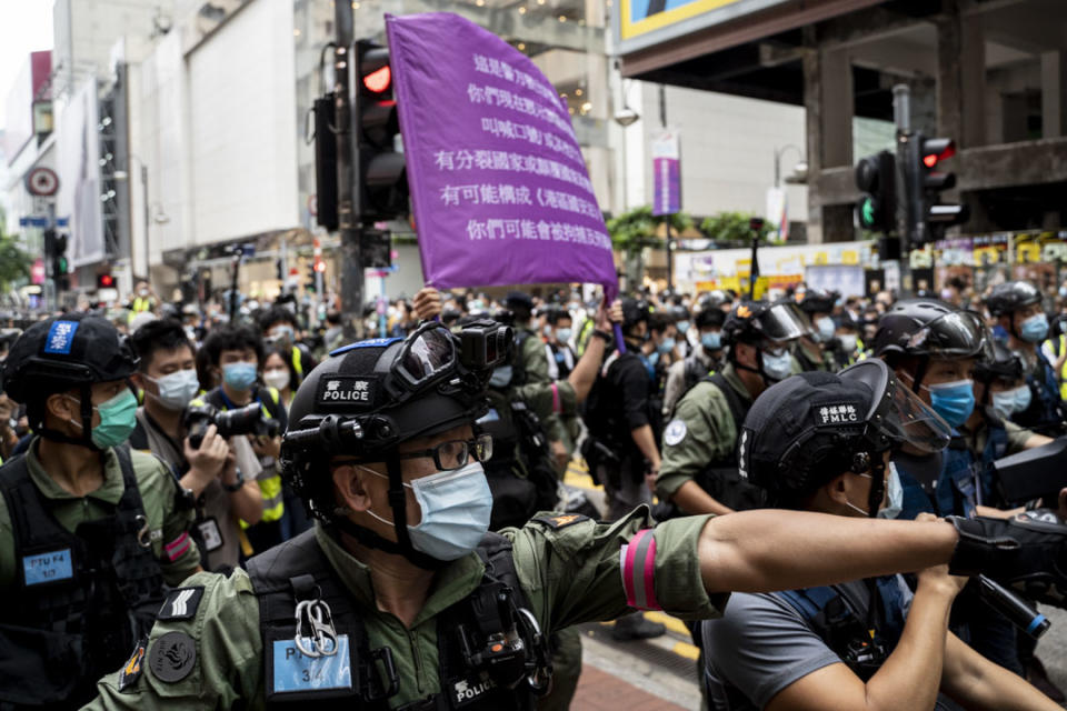 2020年10月1日，警方在銅鑼灣舉紫旗，警告現場人士或觸犯國安法。