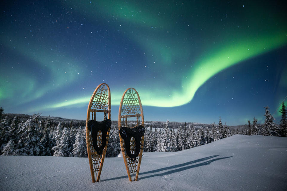 黃刀鎮—傳統雪鞋（Image Source : Getty Creative/RooM RF）