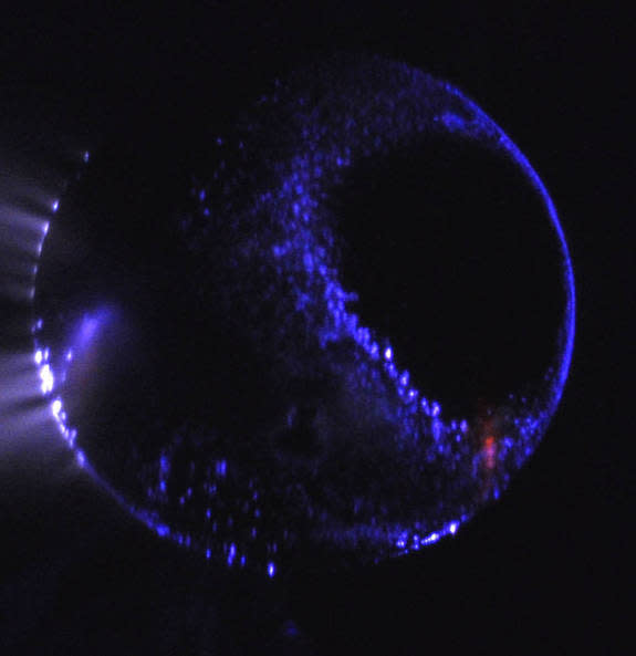 Researchers used a Planeterella sphere to simulate magnetic-field and atmospheric conditions on Mars. Blue auroras developed according to the sphere’s magnetic field configuration.