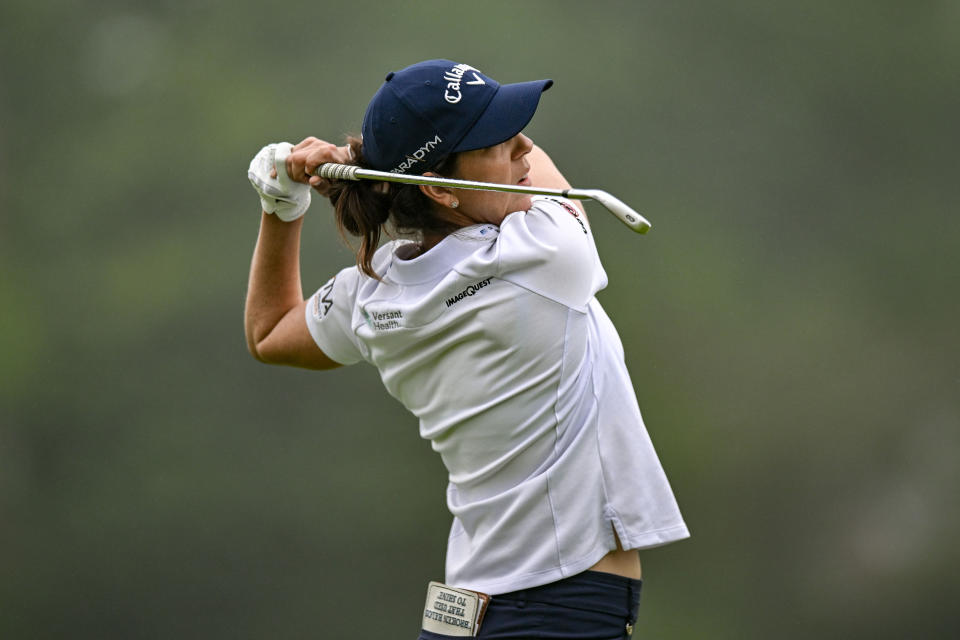 Emma Talley da el primer golpe en el hoyo 4 durante la segunda ronda del torneo de golf KPMG Women's PGA Championship.  Crédito obligatorio: John Jones-USA TODAY Sports