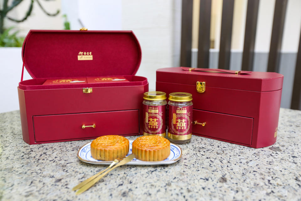 Eu Yan Sang - photo of mooncakes