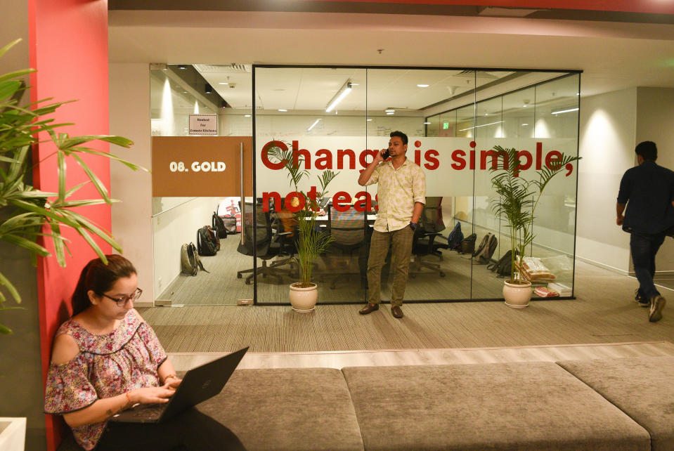 Empleados trabajan en las oficinas generales de Zomato en Gurgaon, India, el 27 de agosto de 2019. (Sahiba Chawdhary/The New York Times)