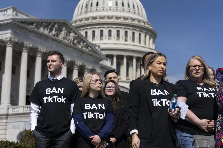 Manifestantes piden la prohibición de TikTok en Estados Unidos, frente al Capitolio en Washington 