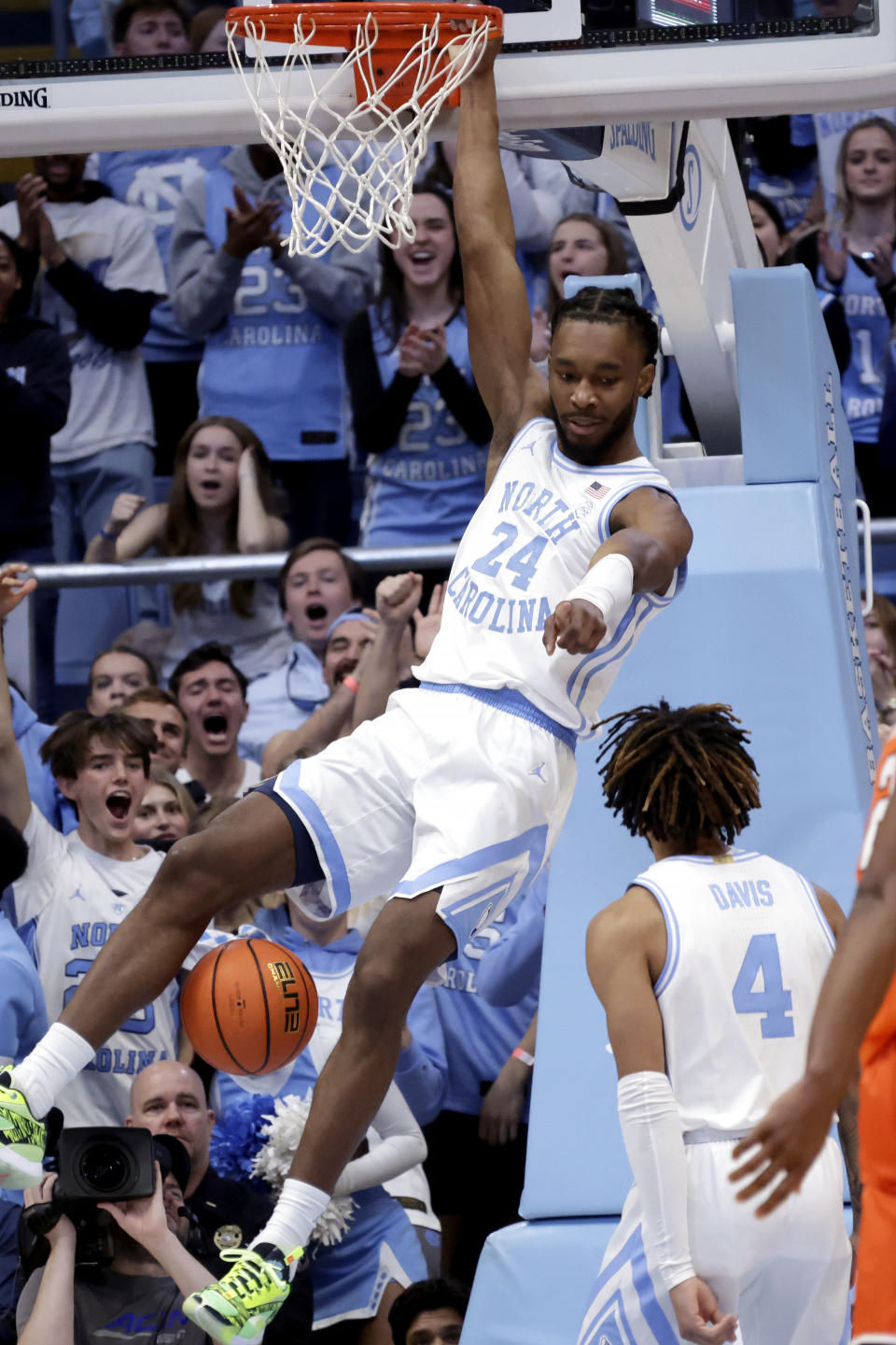 North Carolina forward Jae'Lyn Withers (24) acknowledges guard RJ Davis (4) on the pass that set up his dunk as he follows through on the play during the second half of an NCAA college basketball game against Syracuse, Saturday, Jan. 13, 2024, in Chapel Hill, N.C. (AP Photo/Chris Seward)