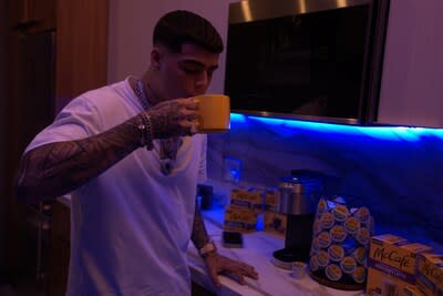 McCafé At Home lanza una nueva campaña con la estrella del reggaetón, Lunay, para celebrar el sonido de la música latina y presentar los nuevos estilos de café de América Latina de McCafé el 28 de Agosto, de 2023. (PRNewsfoto/Keurig Dr Pepper)