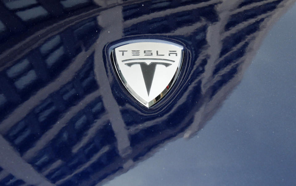 A logo of Tesla Motors on an electric car model is seen outside a showroom in New York June 28, 2010. Electric carmaker Tesla Motors raised the number of shares it will sell in its initial public offering by 20 percent, an early sign that investor interest in the startup is strong.   REUTERS/Shannon Stapleton   (UNITED STATES - Tags: TRANSPORT BUSINESS)