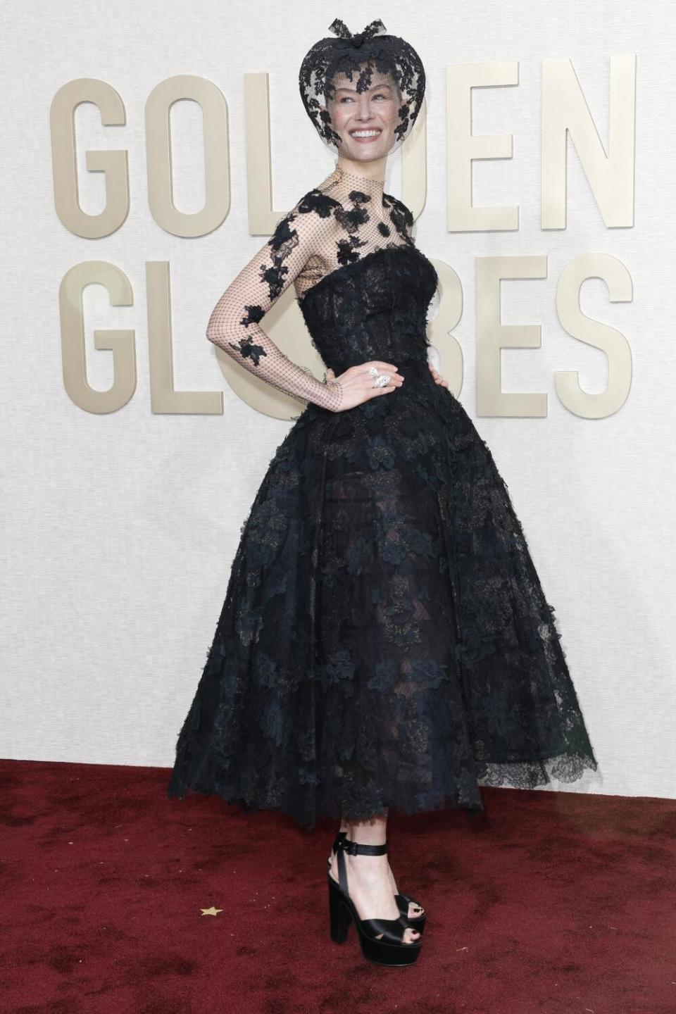 Rosamund Pike en la alfombra roja de la edición 81 de los Globos de