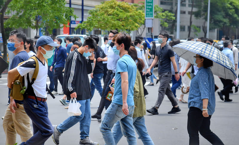 國發會今天公布5月景氣燈號，亮出代表「景氣穩定」的綠燈，為連續3個月亮綠燈。（中央社檔案照片）