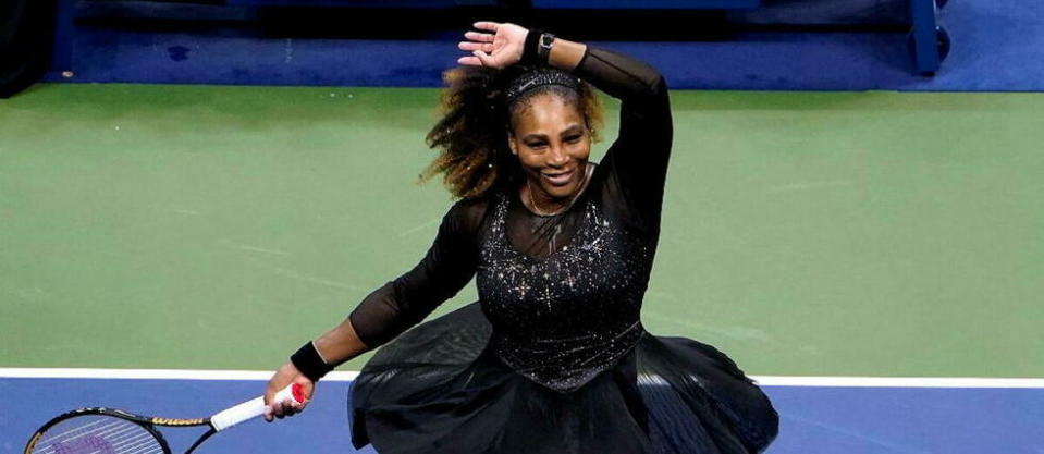 Serena Williams s'est qualifiée lundi pour le deuxième tour de l'US Open, qui pourrait être l'ultime tournoi de sa phénoménale carrière, en battant la Monténégrine Danka Kovinic, 80e mondiale.   - Credit:TIMOTHY A. CLARY / AFP