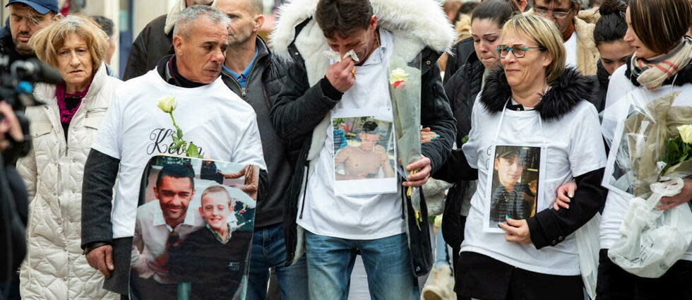 Guy Trompat (au milieu, entouré de proches), ici à Niort le 12 mars dernier lors d'un hommage à son fils assassiné, Kévin, a été condamné pour menaces de mort sur les réseaux sociaux.  - Credit:THIERRY OLIVIER / Hans Lucas / Hans Lucas via AFP