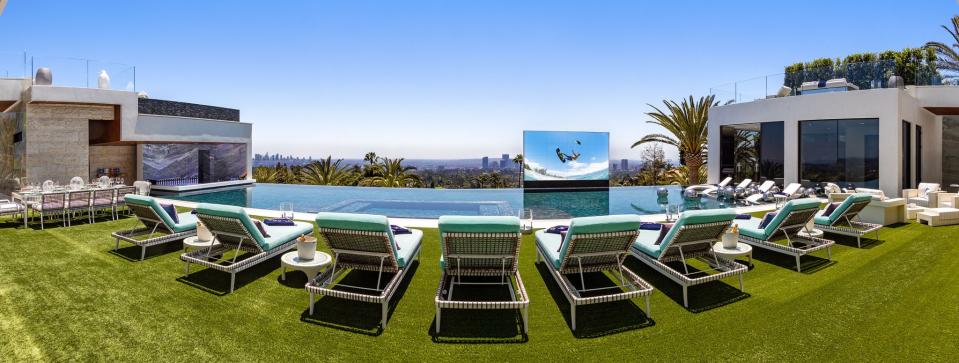 <p>Der Infinity Pool beinhaltet einen ausfahrbaren Fernseher und eine Bar im Becken. (Bild: Branden Williams & Rayni Williams) </p>