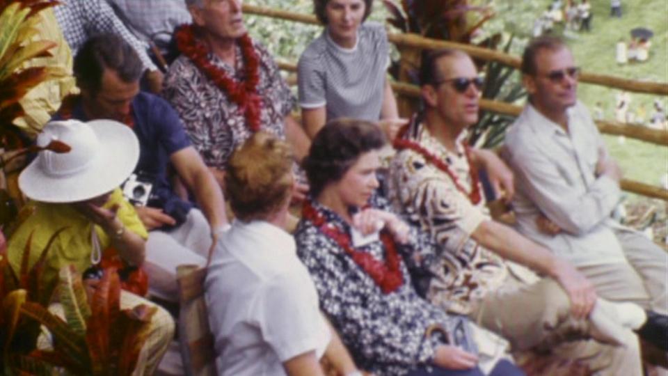 El príncipe Felipe y la reina Isabel observan las ceremonias en la isla Pentecost en Nuevas Hébridas.