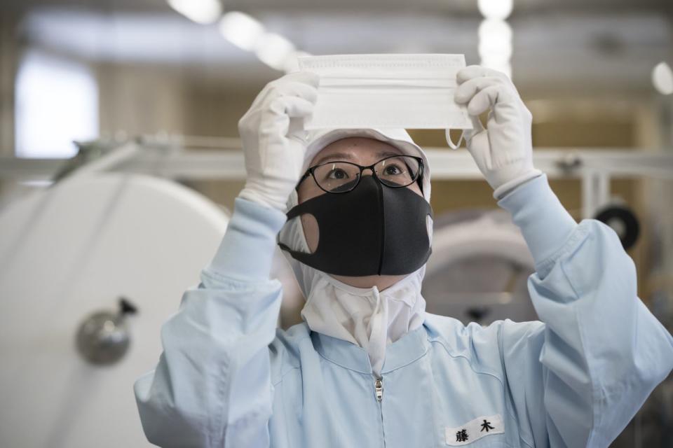 醫療工作者在治療可能感染新型冠狀病毒的患者時，口罩是主要的防護用具。圖為位於日本名古屋的Yokoi公司工廠。 圖片來源：TOMOHIRO OHSUMI/GETTY IMAGES