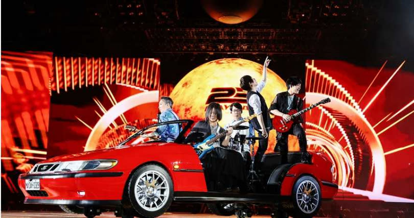 五月天復刻《恆星的恆心》演唱會的紅色跑車登場。（圖／相信音樂提供）