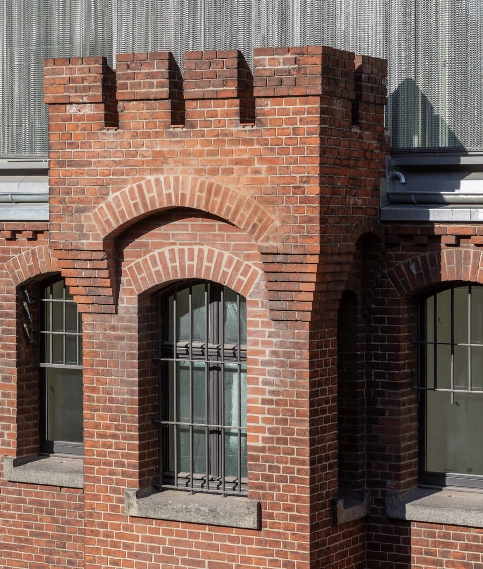 The Wilmina Hotel retains many of the former prison's architectural features, including barred windows and traditional brick prison towers. 