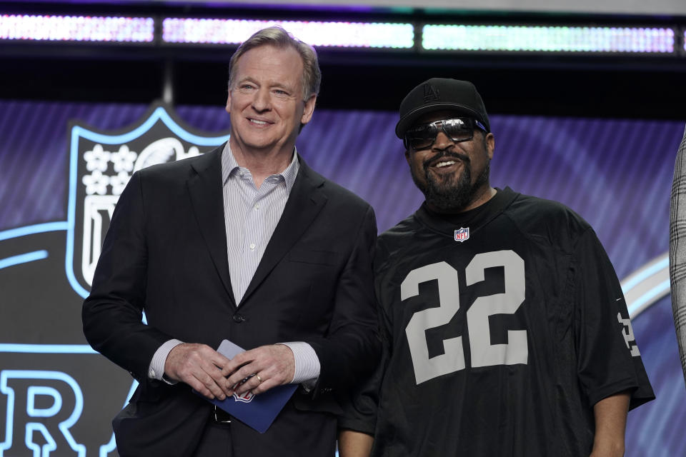 ARCHIVO - El rapero Ice Cube (derecha) posa con el comisionado de la NFL Roger Goodell durante la primera ronda de la NFL, el jueves 28 de abril de 2022 en Las Vegas. (AP Foto/John Locher)