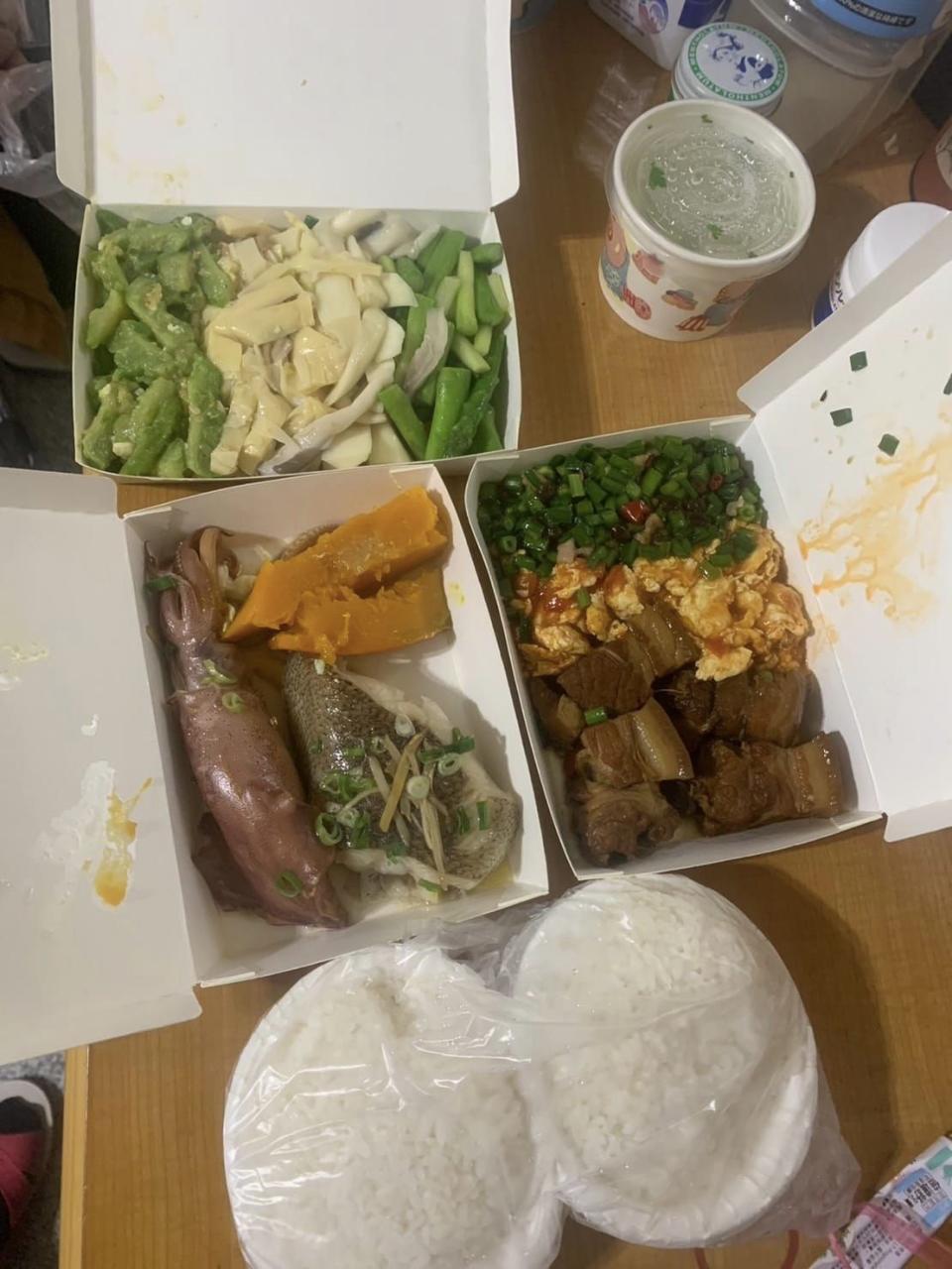 女網友在自助餐店夾3樣主菜、6樣菜跟兩碗飯，要600元。（圖片來源：爆料公社)
