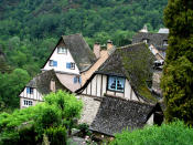 Umgeben von Natur kommt auch in Conques der ruhige und provinzielles Charakter der Stadt zum Vorschein, … (Bild-Copyright: Lucia/Flickr)