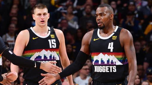 金塊Jokic（左）、Millsap（右）聯手打爆灰狼禁區。（圖／翻攝自推特）