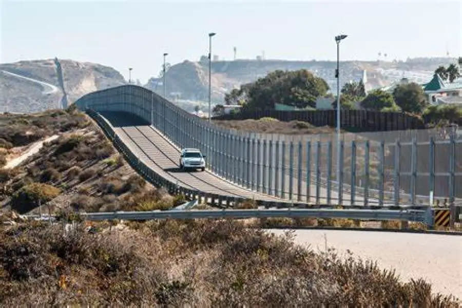 Mujer muere al caer de muro fronterizo entre Tijuana y San Diego