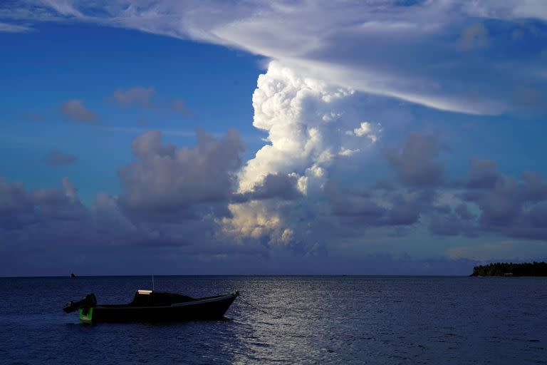 (FILES) This file photo taken on December 21, 2021 shows white gaseous clouds rising from the Hunga Ha'apai eruption seen from the Patangata coastline near Tongan capital Nuku'alofa. - Frightened Tongans fled to higher ground on January 15, 2022 after the latest eruption of the Hunga Tonga-Hunga Ha'apai volcano -- heard in neighbouring countries -- triggered tsunami warnings across the South Pacific. (Photo by Mary Lyn FONUA / AFP)